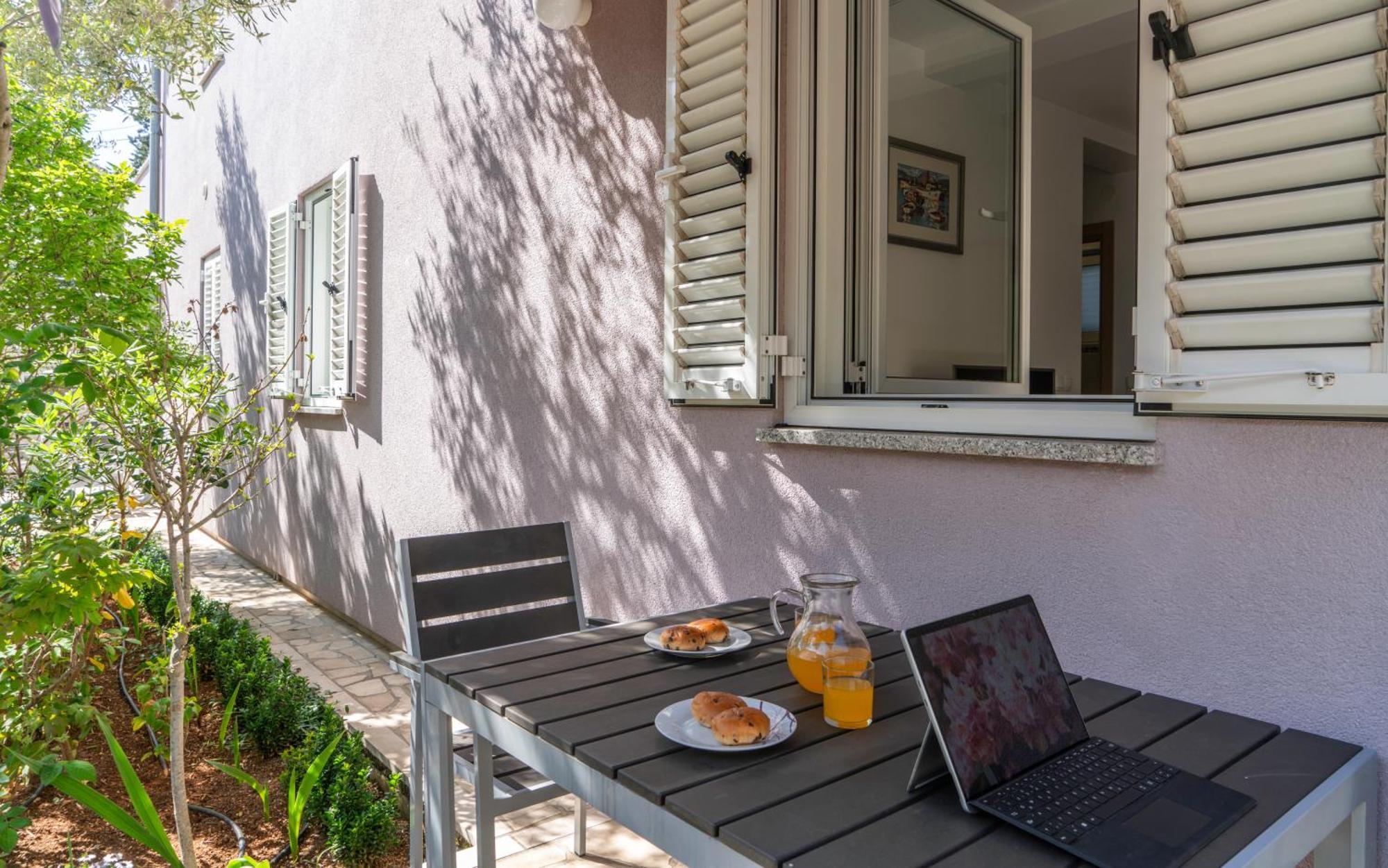 Apartments Lila Cres Luaran gambar